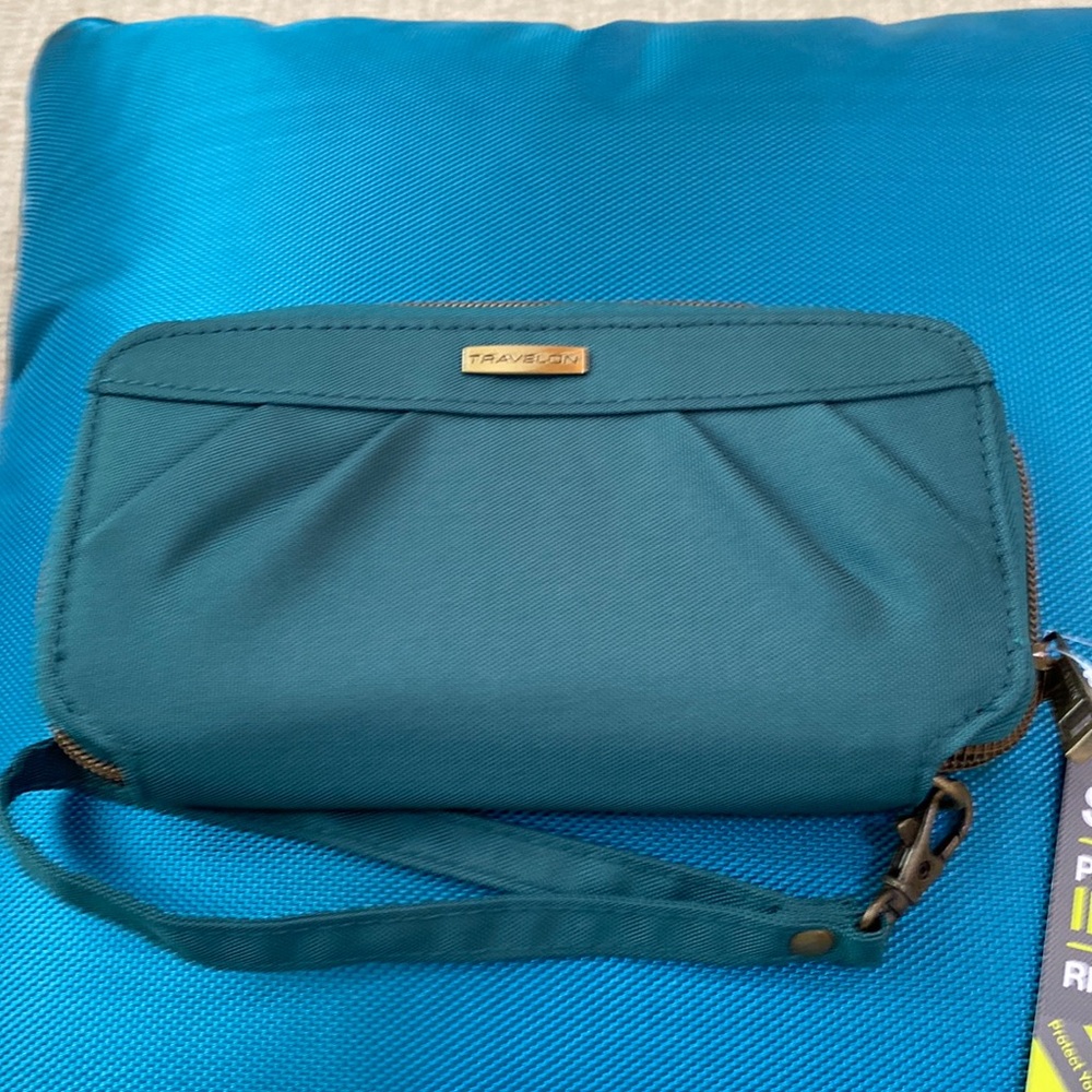 NWT Travelon Wristlet Wallet